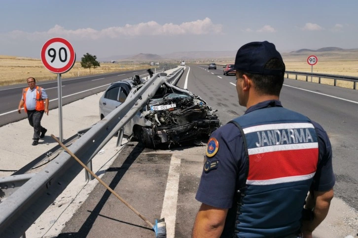 Kontrolden çıkan otomobil demir bariyere saplandı: 3 yaralı