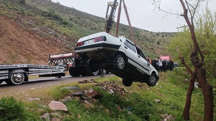 Kontrolden çıkan otomobil gölete düştü: 2 yaralı
