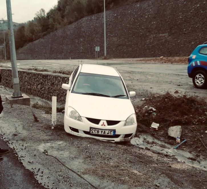 Kontrolden çıkan otomobil kanala düştü
