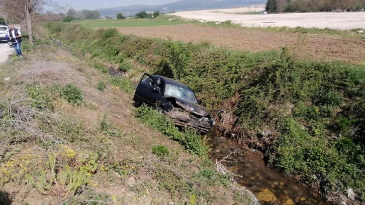 Kontrolden çıkan otomobil kanala uçtu: 2 yaralı
