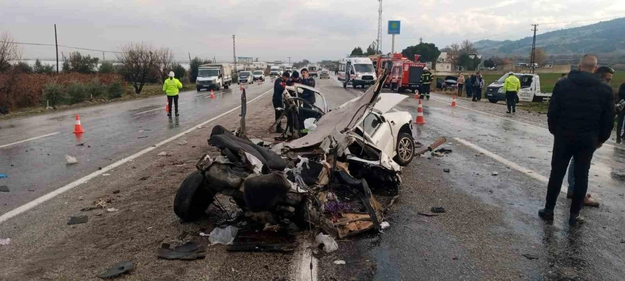 Kontrolden çıkan otomobil karşıdan gelen araçla çarpıştı: 1 ölü, 4 yaralı
