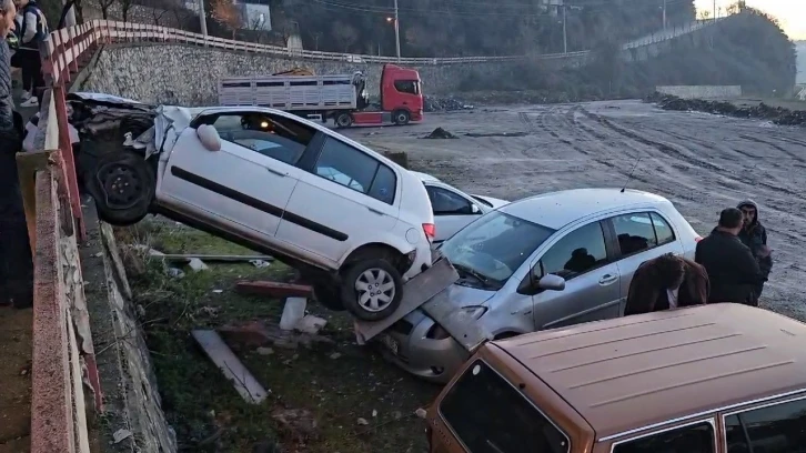 Kontrolden çıkan otomobil park halindeki aracın üzerine uçtu: 1 yaralı
