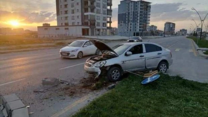 Kontrolden çıkan otomobil refüje çarptı: 6 yaralı