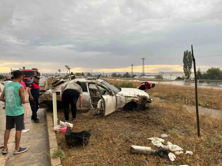 Kontrolden çıkan otomobil refüje devrildi: 4 yaralı
