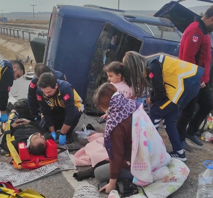 Kontrolden çıkan otomobil refüje devrildi: 5 yaralı
