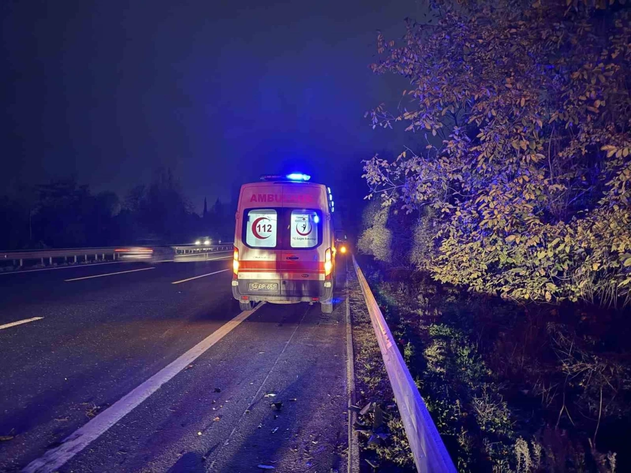 Kontrolden çıkan otomobil şarampole devrildi: 2 yaralı
