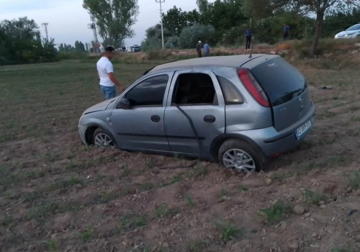 Kontrolden çıkan otomobil tarlaya uçtu: 4 yaralı
