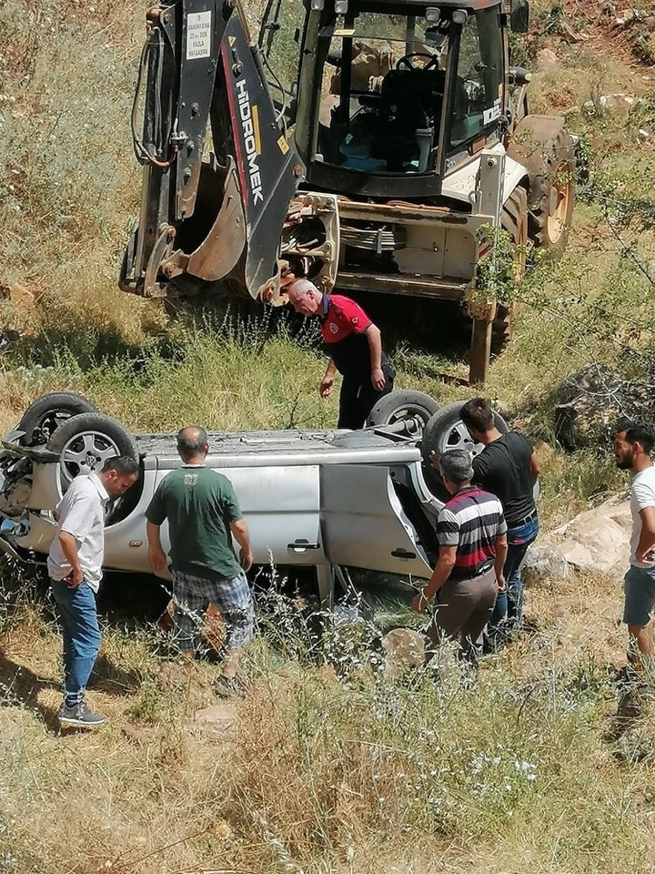 Kontrolden çıkan otomobil uçuruma yuvarlandı: 2 yaralı
