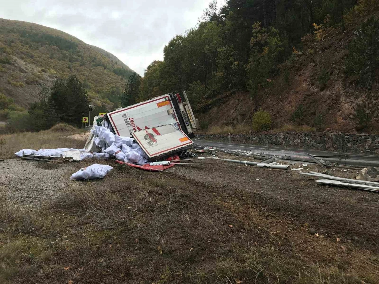 Kontrolden çıkan plastik boru yüklü tır yola devrildi
