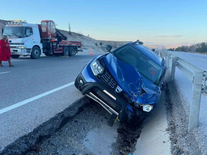 Kontrolden çıkan SUV araç refüje girdi
