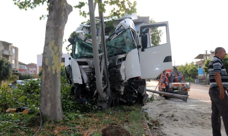 Kontrolden çıkan tır, ağaca ve trafik yönlendirme tabelasına çarptı: 1 yaralı
