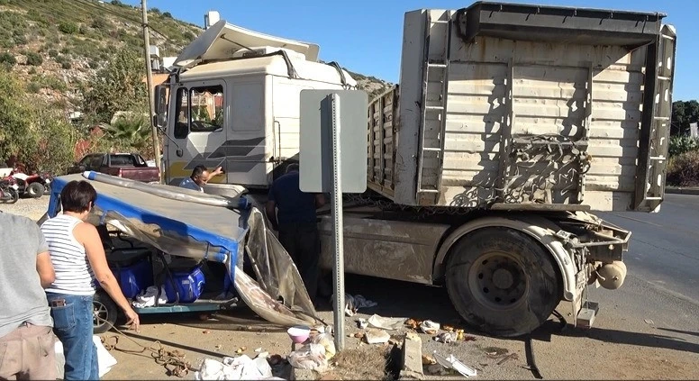 Kontrolden çıkan tır önce kaldırıma ardından motosiklete çarptı: 1 yaralı
