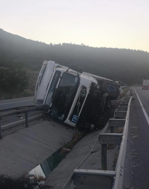 Kontrolden çıkan tır orta refüje devrildi
