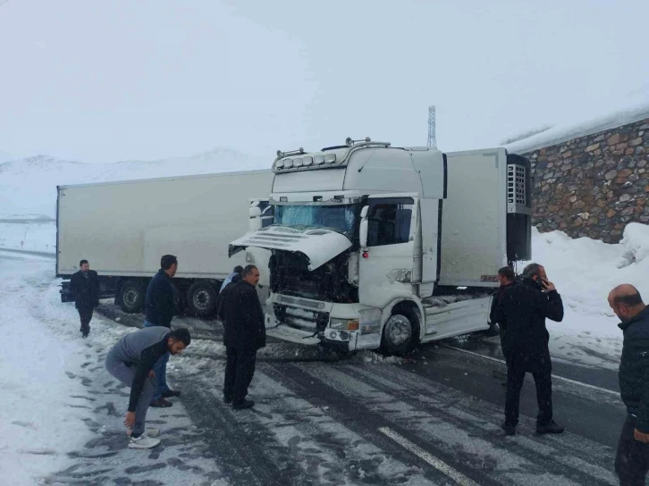 Kontrolden çıkan tır refüje çarptı: 2 yaralı
