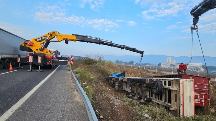 Kontrolden çıkan tır şarampole devrildi
