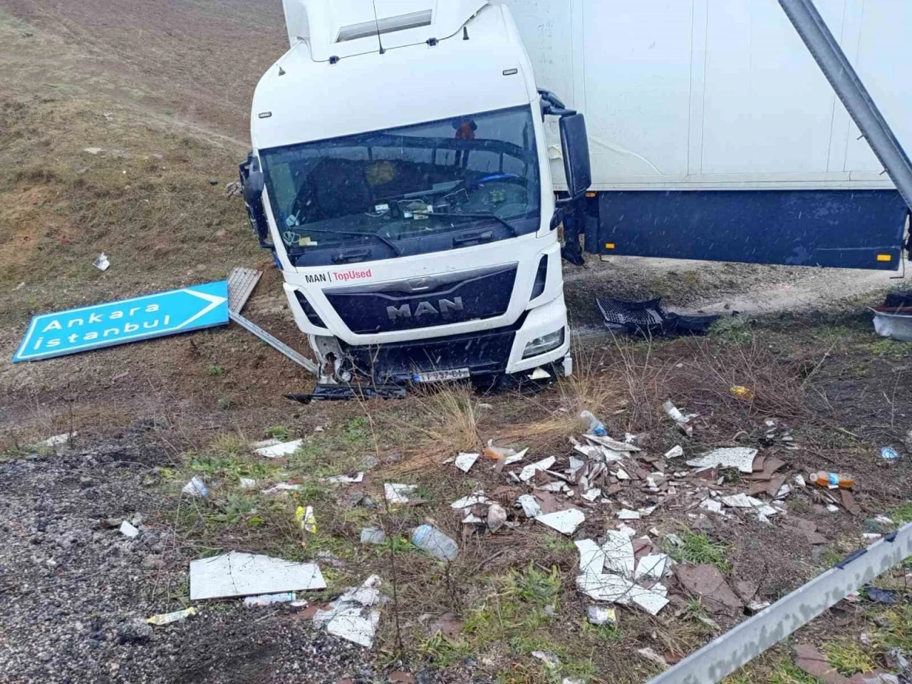 Kontrolden çıkan tır şarampole uçtu, kaza anı kameraya yansıdı
