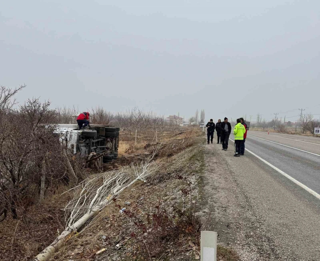 Kontrolden çıkarak devrilen kamyonun sürücüsü yaralandı
