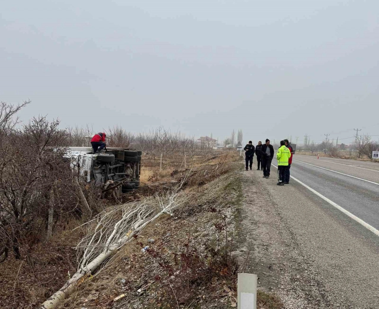 Kontrolden çıkarak devrilen kamyonun sürücüsü yaralandı