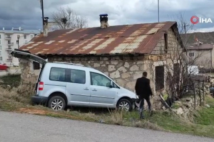 Kontrolden çıkıp evin duvarına çarptı: 5’i çocuk 7 yaralı