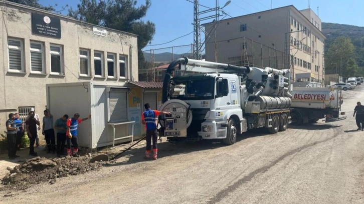 Konya Büyükşehir Osmaniye’de depremde oluşan altyapı hasarlarını onarıyor