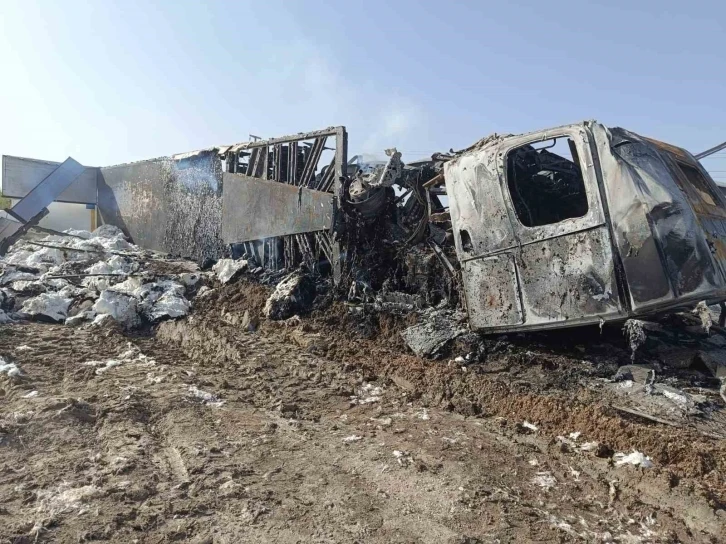Konya’da devrilen tır yandı, sürücü kurtarılamadı
