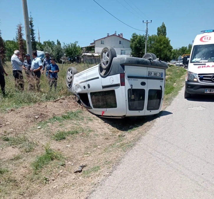 Konya’da hafif ticari araç takla attı: 2 yaralı
