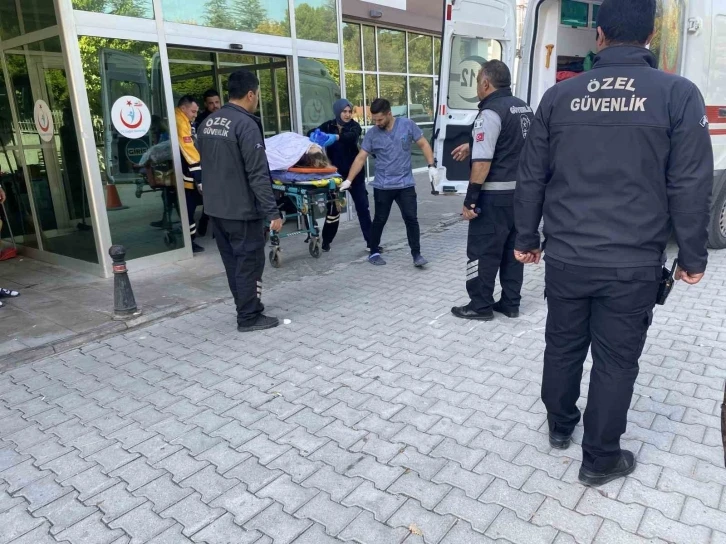 Konya’da minibüs bariyere çarptı: 2 yaralı
