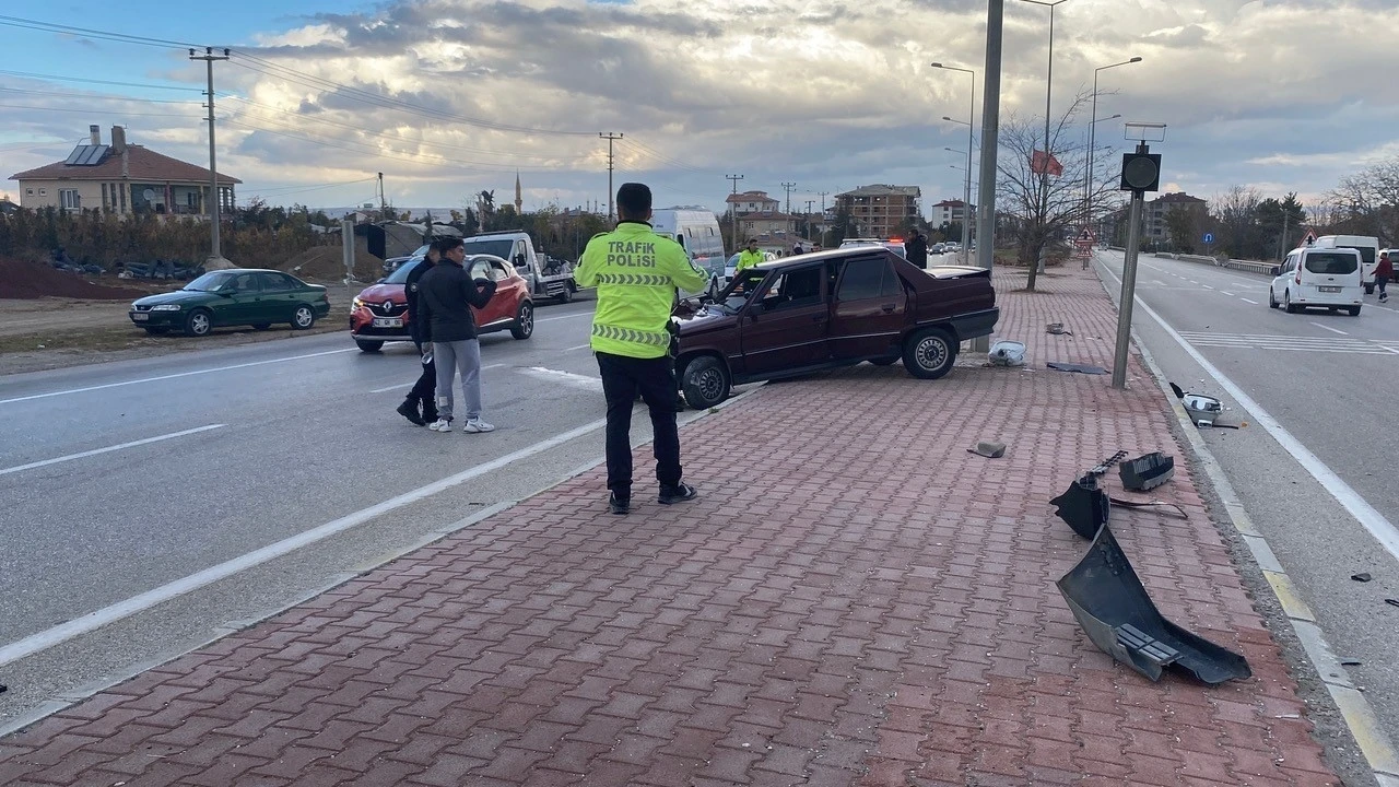 Konya’da otomobil refüjdeki direğe çarptı: 1 yaralı
