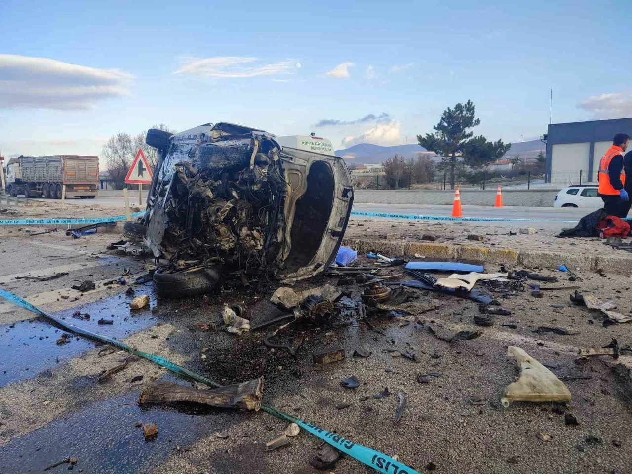 Konya’da otomobil refüje çarptı: 3 ölü
