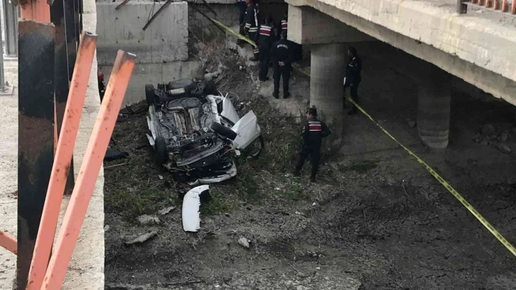 Konya’da otomobil tahliye kanalına uçtu: 3 ölü
