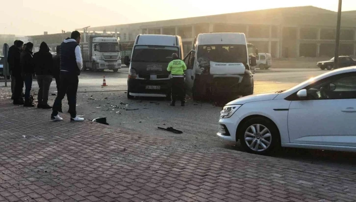 Konya’da servis minibüsleri ve otomobil çarpıştı: 14 yaralı
