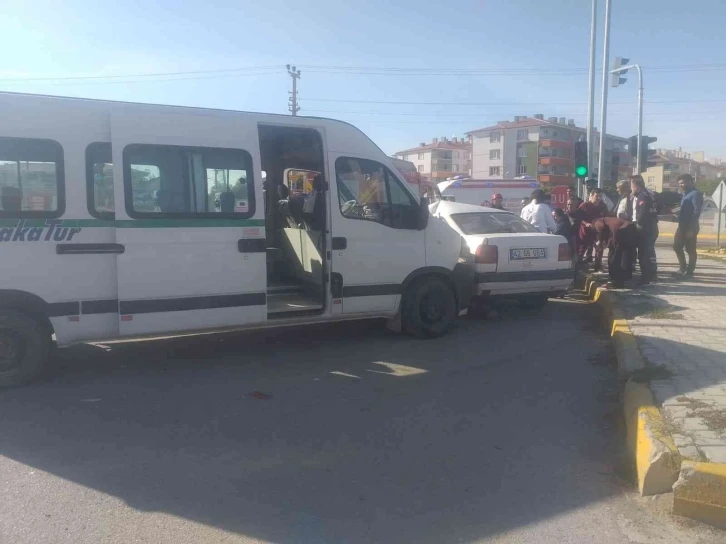 Konya’da servis minibüsü ile otomobil çarpıştı: 2 yaralı
