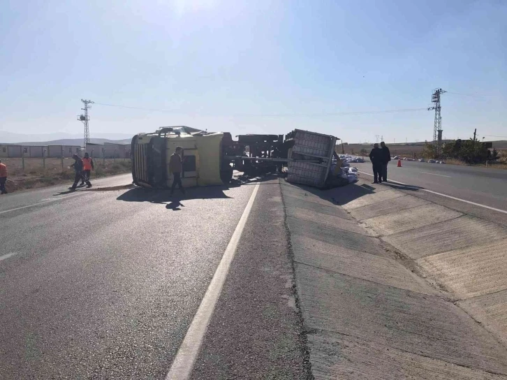 Konya’da yem yüklü tır devrildi: 2 yaralı
