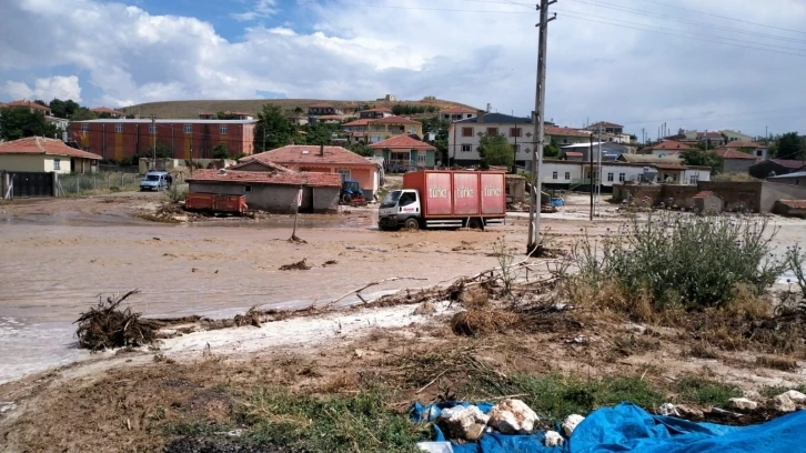 Konya’nın Yunak ilçesinde şiddetli yağış sele neden oldu
