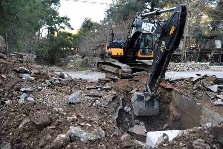 Konyaaltı’nda sel sularının yıktığı köprüler onarıldı
