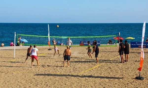 Konyaaltı Plajı'na ücretsiz voleybol sahası yapıldı