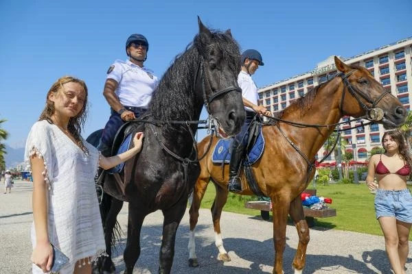 Konyaaltı Sahili'nde atlar 'Börü' ve 'Winner' ile devriye