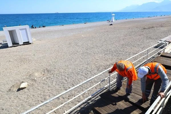 Konyaaltı Sahili'ndeki hazırlıklar sona yaklaştı