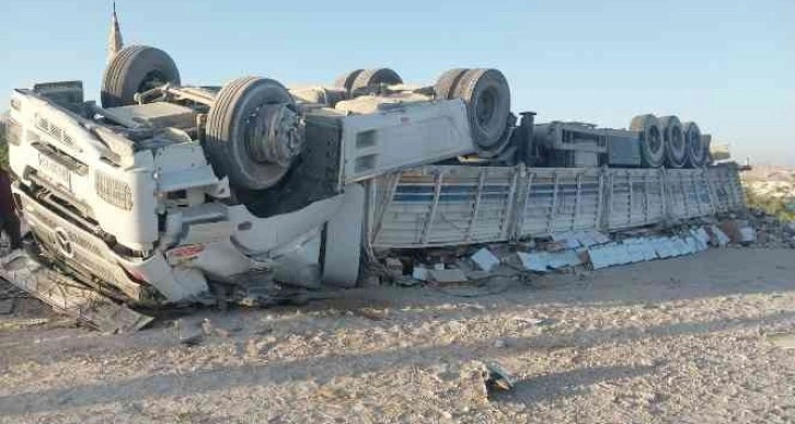 Konya’da kontrolden çıkan tır devrildi: 2 yaralı