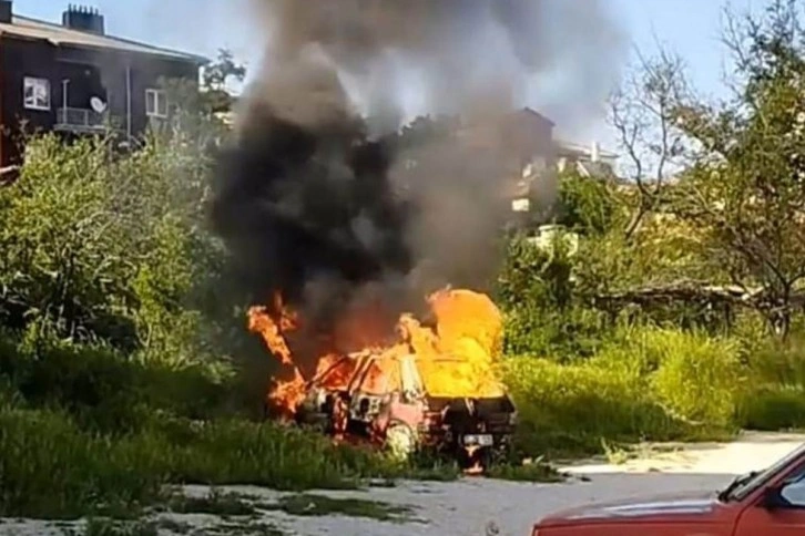 Konya'da park halindeki otomobil alev alev yandı