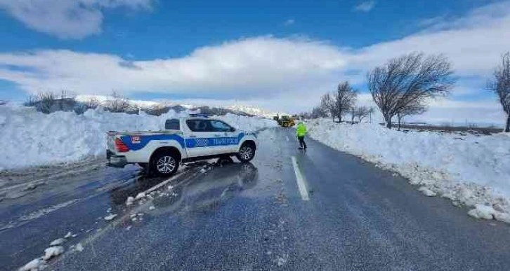 Konya’da trafik ekipleri yolda kalanların yardımına koştu