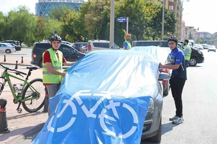 Konyalı bisikletseverler bisiklet yolunu işgal eden araçların üzerini mavi brandayla kapladı
