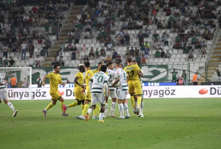 Konyaspor - İstanbulspor maçının son dakikalarında tartışma çıktı
