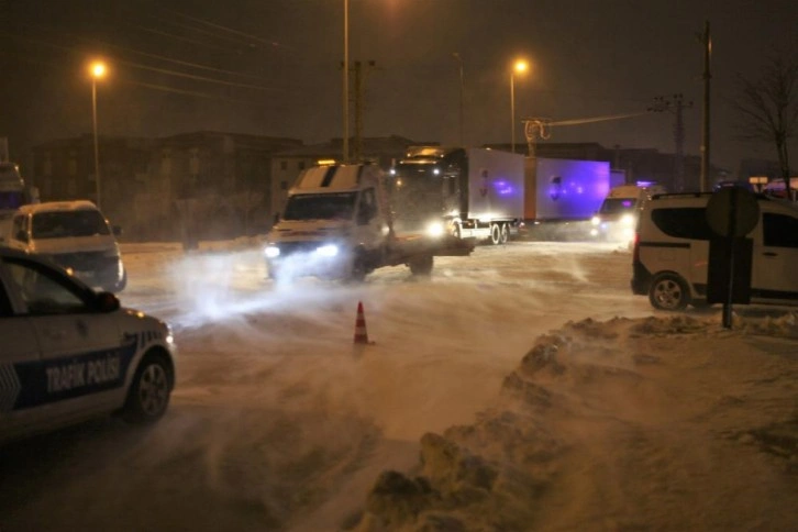 Konya’yı çevre illere bağlayan yollar, tipi nedeniyle ulaşıma kapatıldı