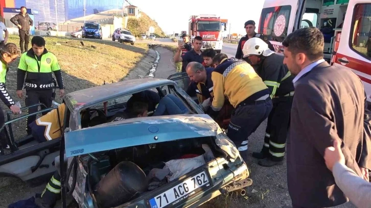 Köpeğe çarpmamak için direksiyonu kırdı, metrelerce savruldu
