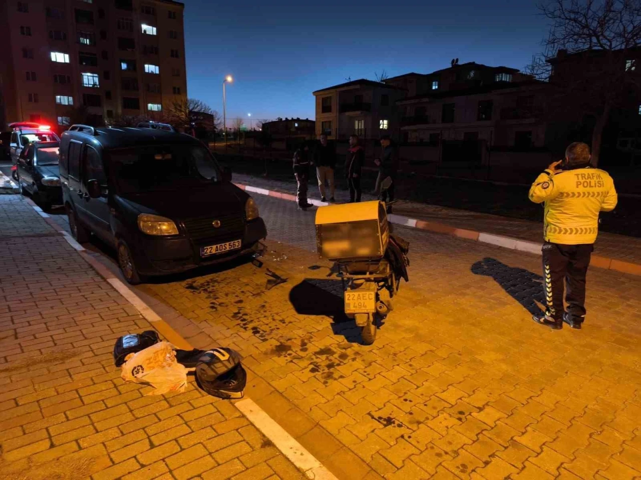 Köpekten kaçarken hafif ticari araca çarpan motosiklet sürücüsü yaralandı
