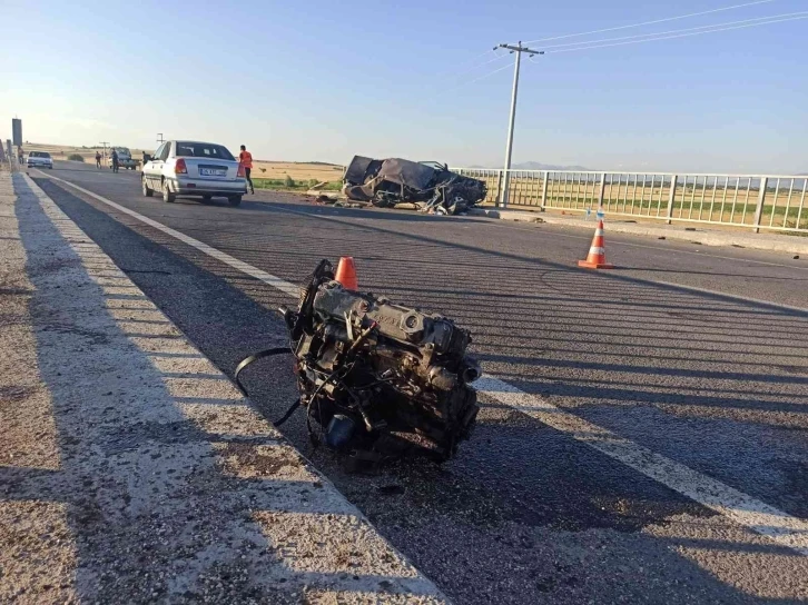 Köprü bariyerine çarpan otomobilin motoru fırladı: 2 yaralı
