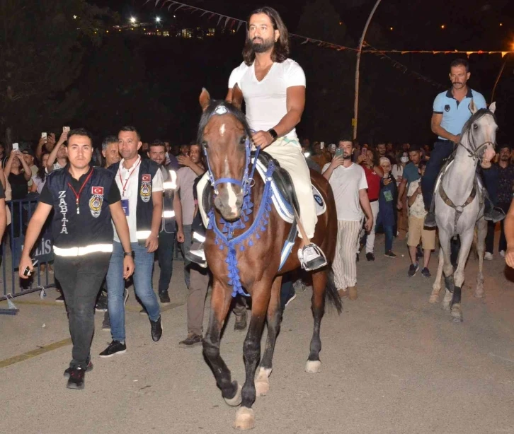 Koray Avcı, sahneye atla geldi
