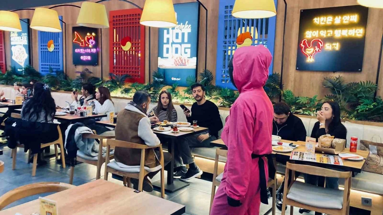 Kore restoranında yemekleri "Squid Game" dizisinin karakterleri servis ediyor
