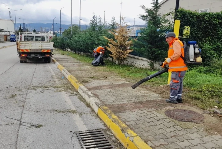 Körfez’de yollar ve caddeler temizleniyor
